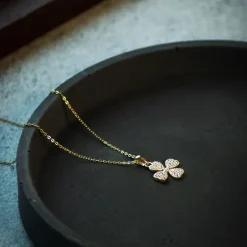 Aagaard halskæde med forgyldt firkløver fyldt med zirconer