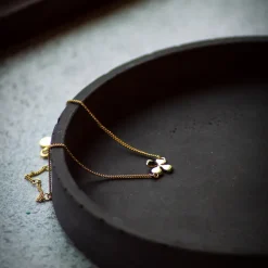 Armbånd med guldtone firkløver