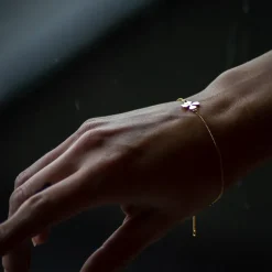 Armbånd med guldtone firkløver