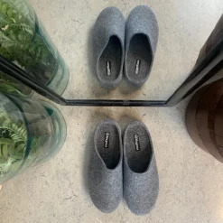 Behagelig hjemmesko i lysegrå filt