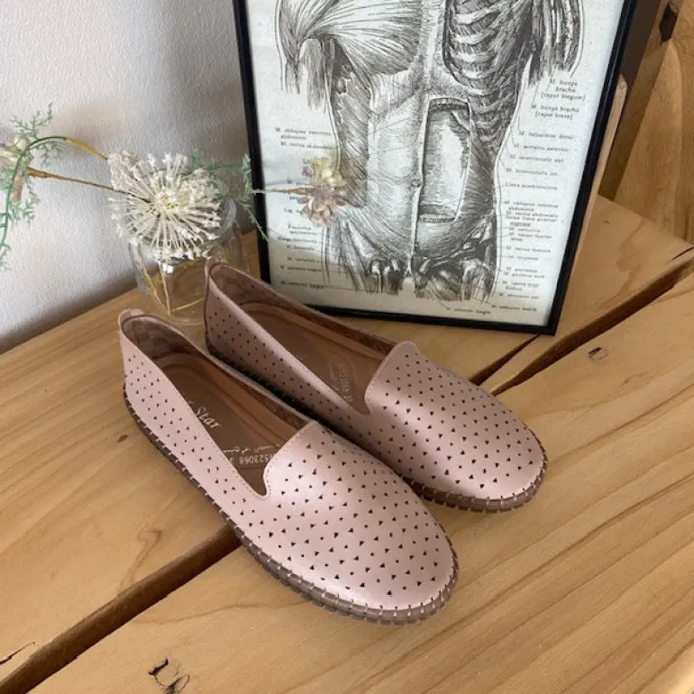 Beige ballerinasko med fint, perforeret mønster