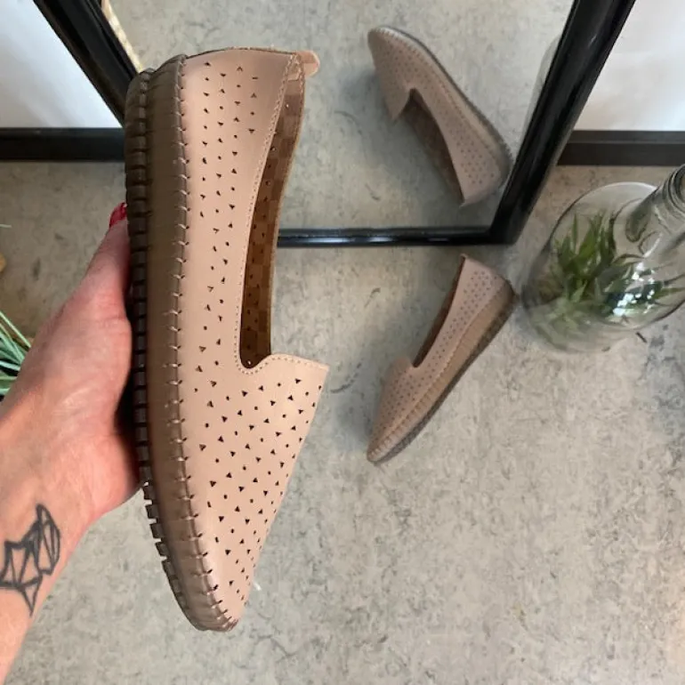 Beige ballerinasko med fint, perforeret mønster