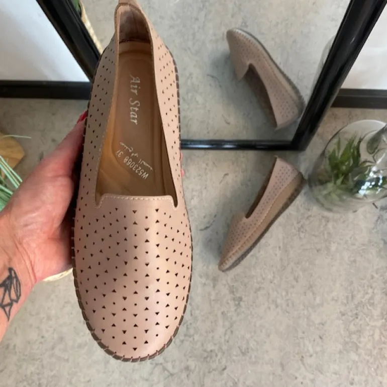 Beige ballerinasko med fint, perforeret mønster