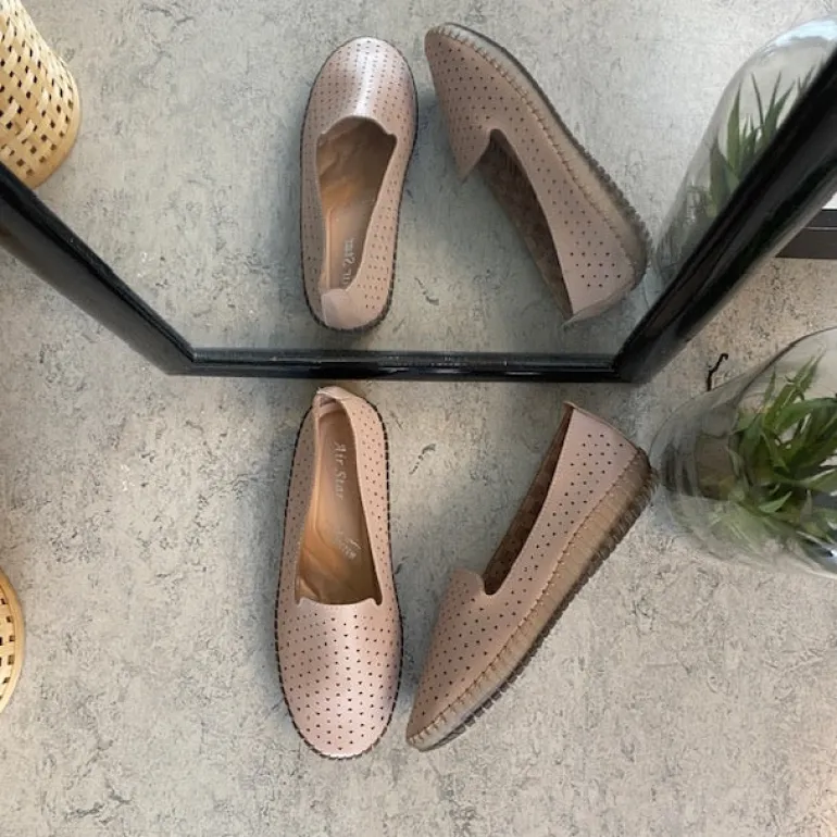 Beige ballerinasko med fint, perforeret mønster