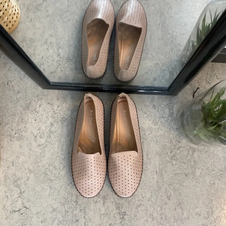 Beige ballerinasko med fint, perforeret mønster