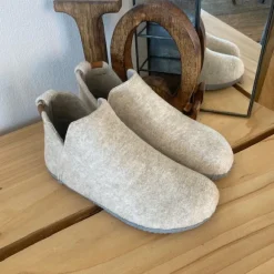 Beige filtet hjemmesko med højt skaft