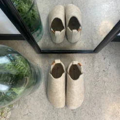 Beige filtet hjemmesko med højt skaft
