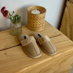 Beige hjemmesko med synlig pelskant