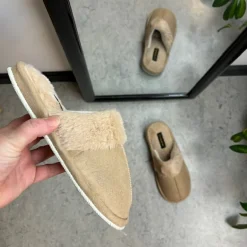 Beige hjemmesko med synlig pelskant