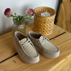 Beige ruskindssko med gængesål og svangstøtte