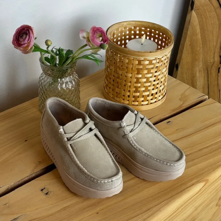 Beige ruskindssko med gængesål og svangstøtte