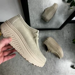 Beige ruskindssko med gængesål og svangstøtte