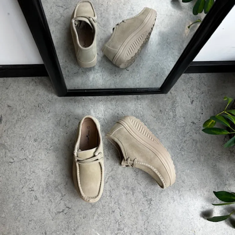 Beige ruskindssko med gængesål og svangstøtte