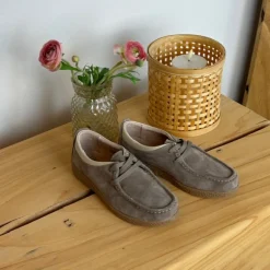 Beige ruskindssko med rågummisål