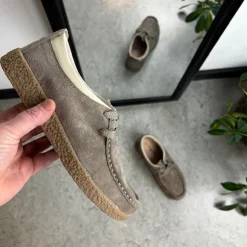 Beige ruskindssko med rågummisål