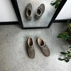 Beige ruskindssko med rågummisål