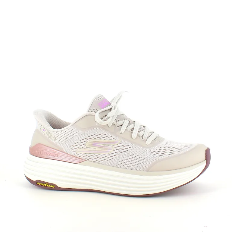 Beige Skechers slip-in med MaxChusion bund