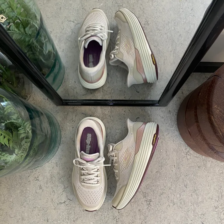 Beige Skechers slip-in med MaxChusion bund
