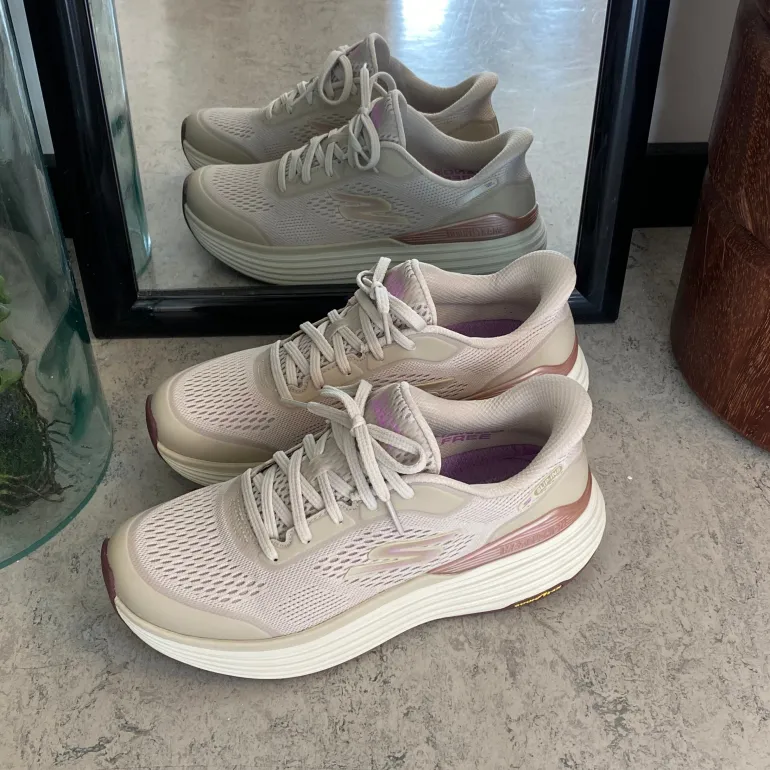 Beige Skechers slip-in med MaxChusion bund