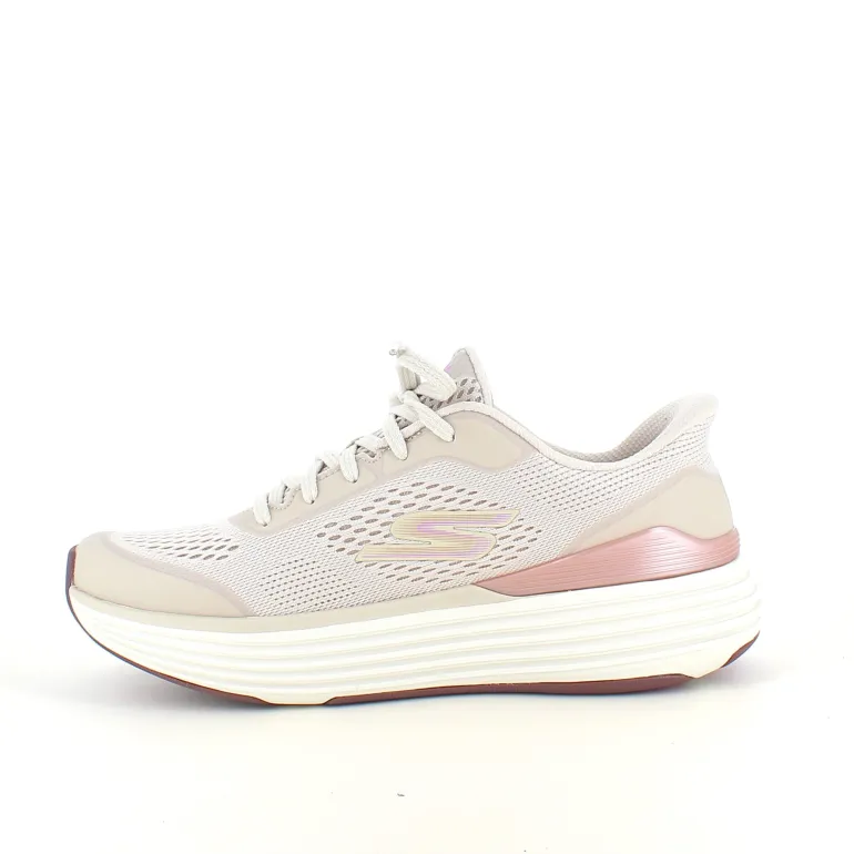Beige Skechers slip-in med MaxChusion bund