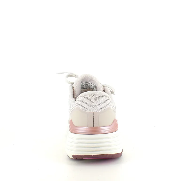 Beige Skechers slip-in med MaxChusion bund