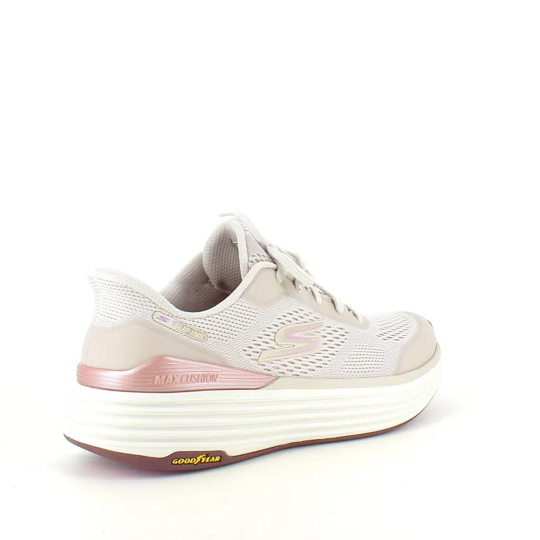 Beige Skechers slip-in med MaxChusion bund