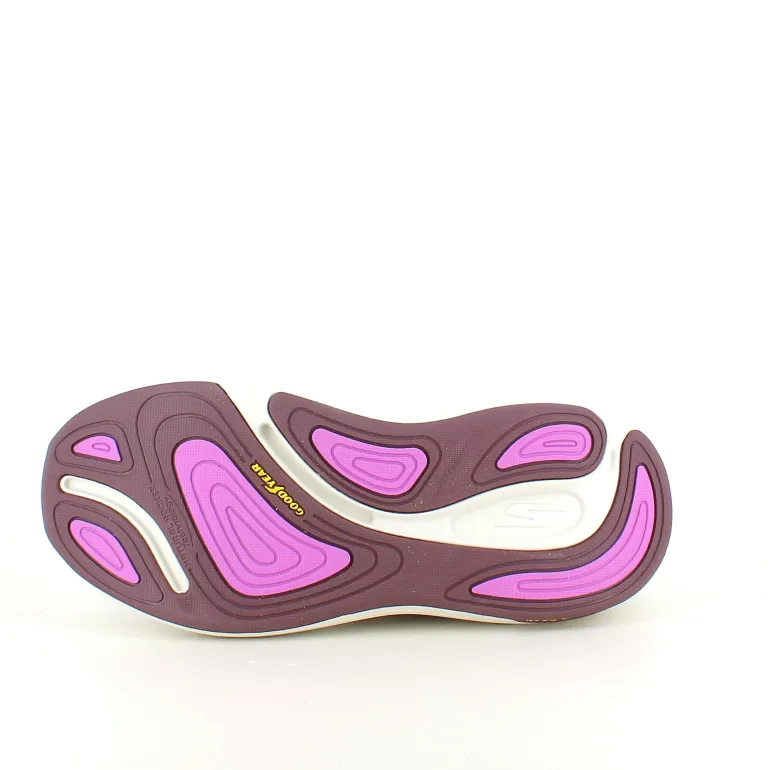 Beige Skechers slip-in med MaxChusion bund