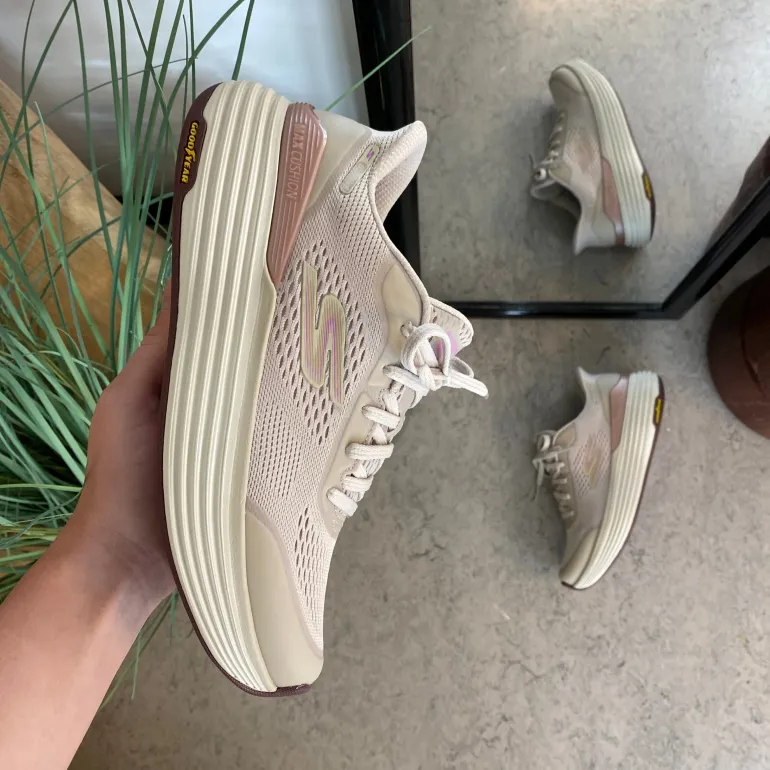 Beige Skechers slip-in med MaxChusion bund