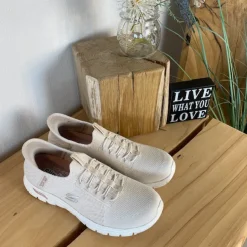 Beige Skechers slip-ins med svangstøtte