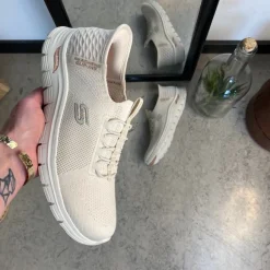 Beige Skechers slip-ins med svangstøtte