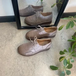 Beige skind snøresko med god stødabsorbering