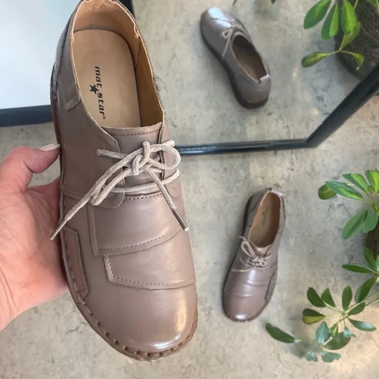 Beige skind snøresko med god stødabsorbering