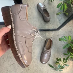 Beige skind snøresko med god stødabsorbering