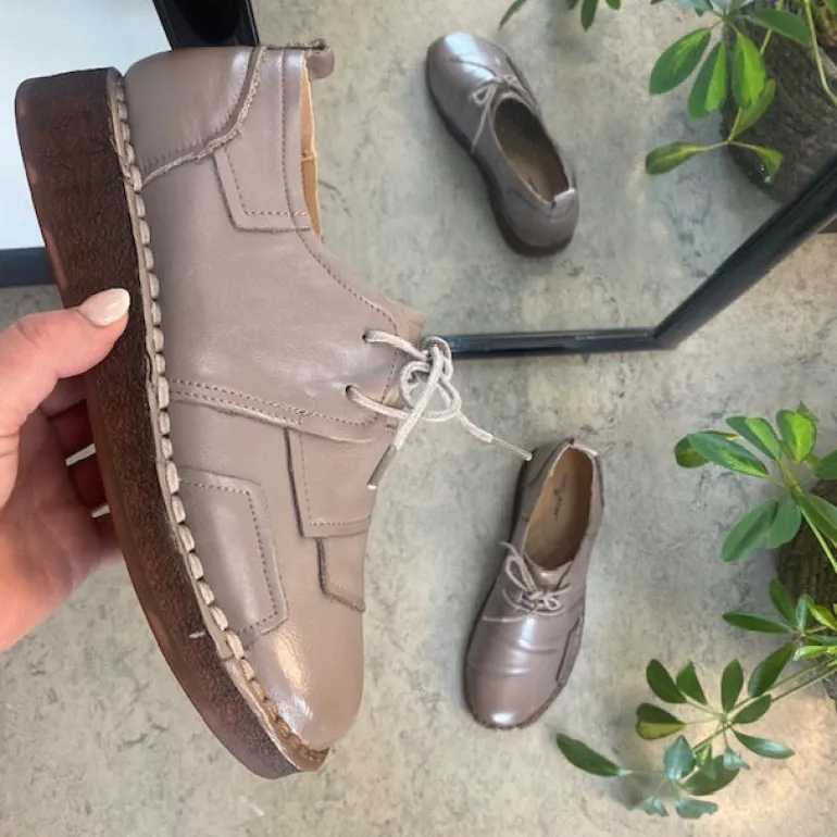 Beige skind snøresko med god stødabsorbering