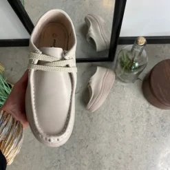 Beige skindsko med gængesål og svangstøtte