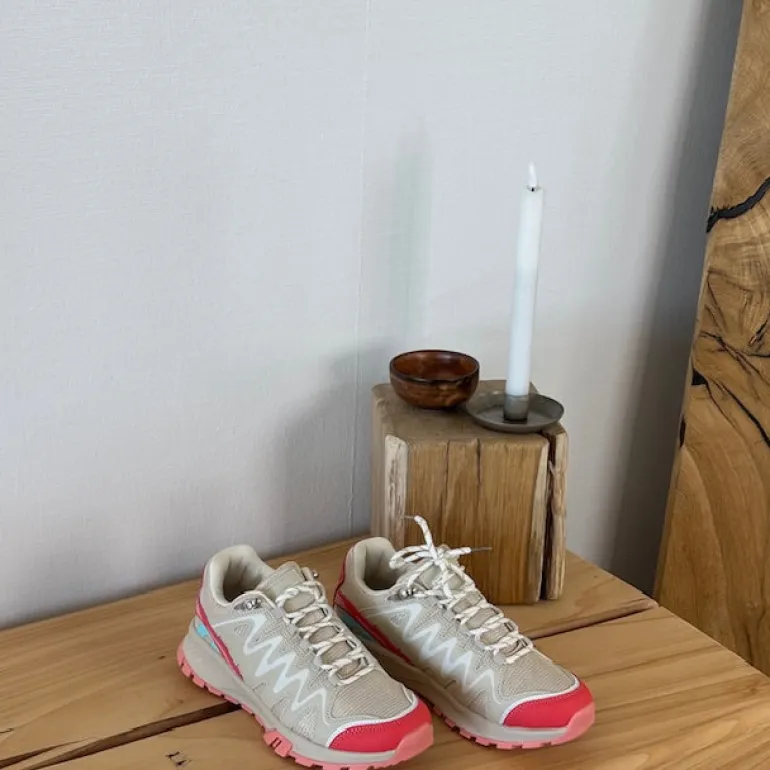 Beige sko med åndbar overdel og flotte detaljer