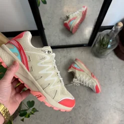 Beige sko med åndbar overdel og flotte detaljer