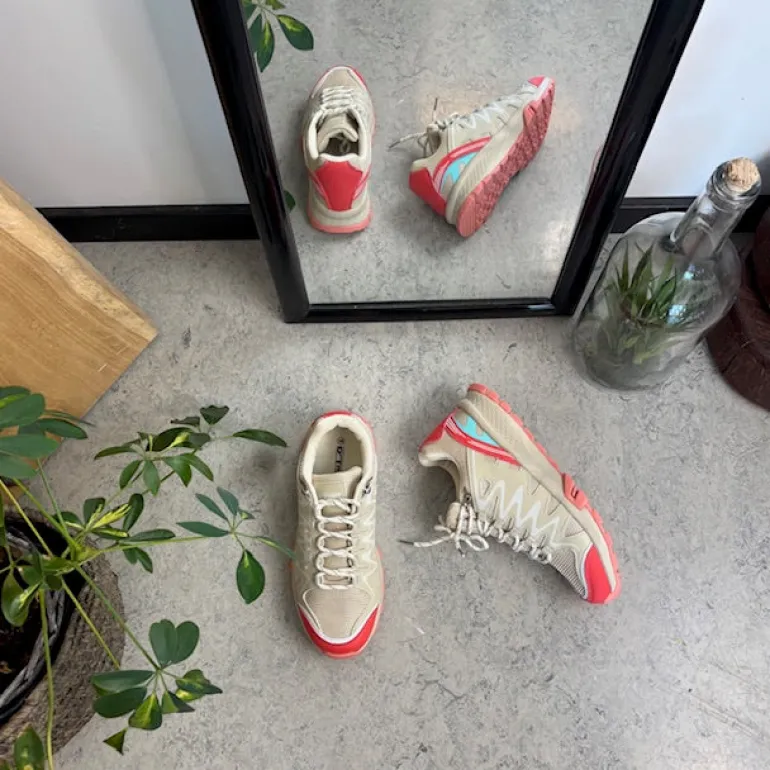 Beige sko med åndbar overdel og flotte detaljer