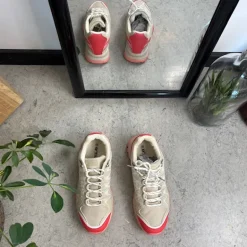 Beige sko med åndbar overdel og flotte detaljer