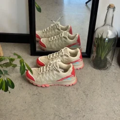 Beige sko med åndbar overdel og flotte detaljer