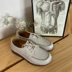 Beige snøresko i læder med god stødabsorbering.