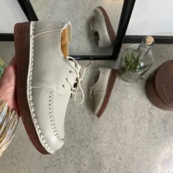 Beige snøresko i læder med god stødabsorbering.