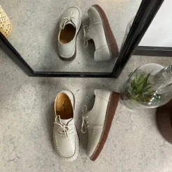 Beige snøresko i læder med god stødabsorbering.