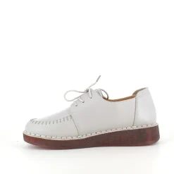 Beige snøresko i læder med god stødabsorbering.