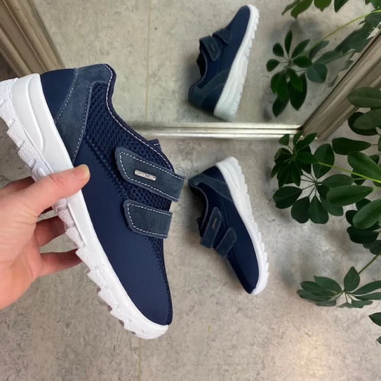 Blå fleksibel sko med skridhæmmende såler