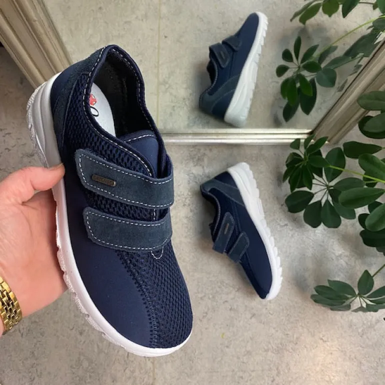 Blå fleksibel sko med skridhæmmende såler