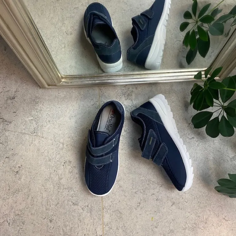 Blå fleksibel sko med skridhæmmende såler