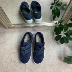 Blå fleksibel sko med skridhæmmende såler