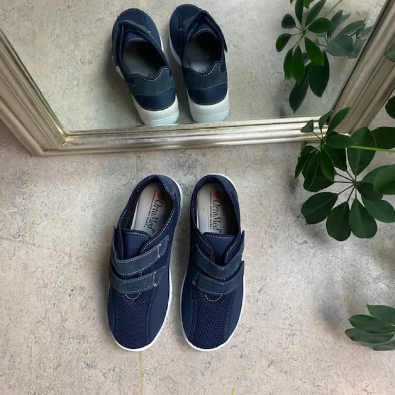 Blå fleksibel sko med skridhæmmende såler