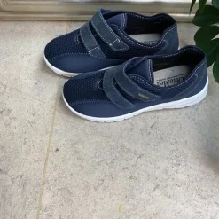 Blå fleksibel sko med skridhæmmende såler